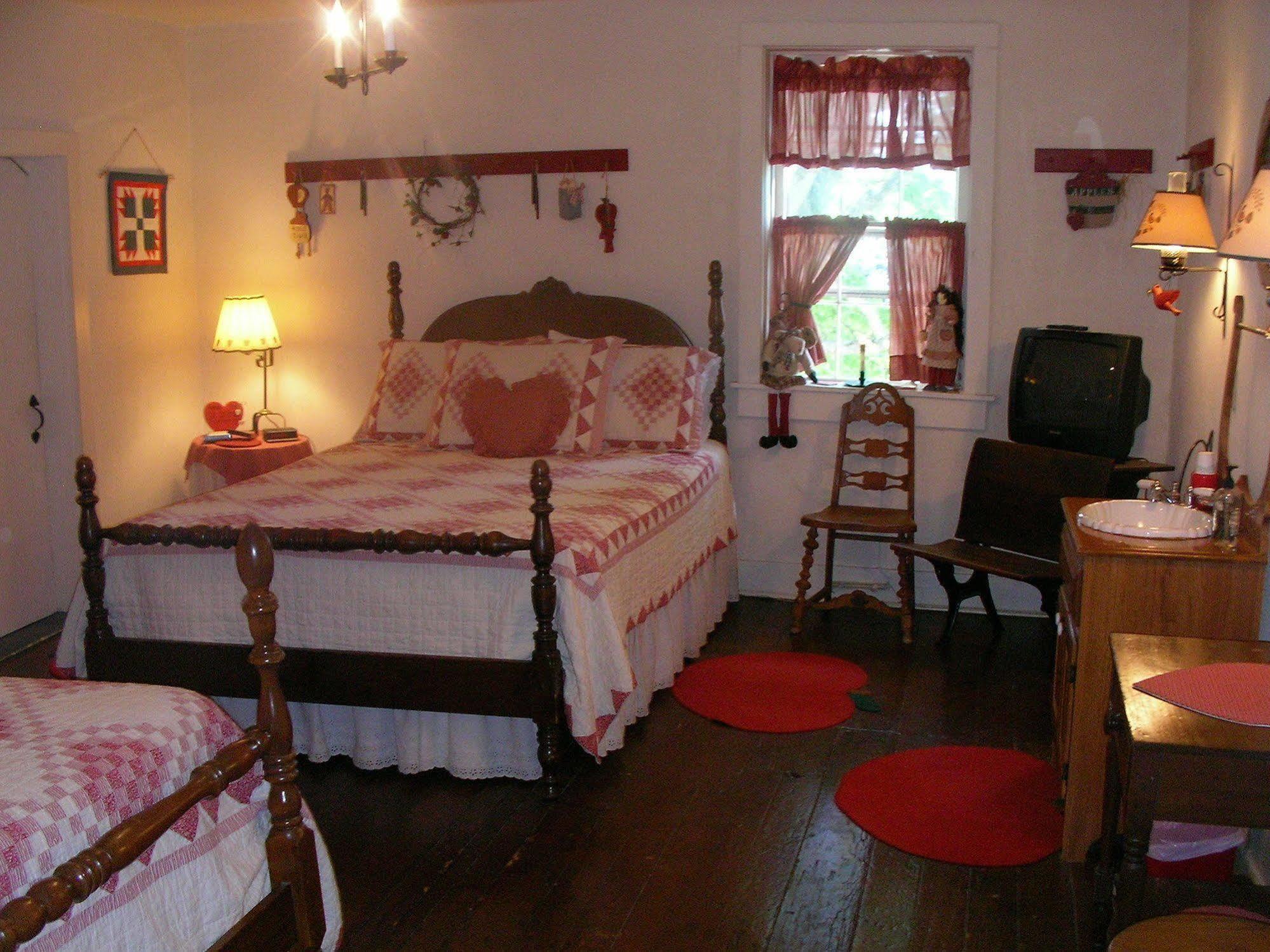 The Pines Of Dresden Bed & Breakfast ห้อง รูปภาพ
